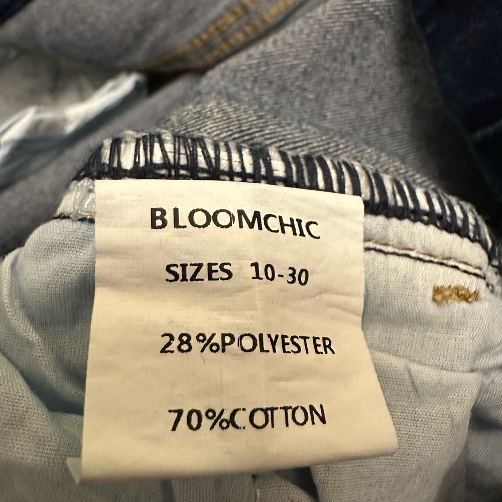 BloomChic Plus Size Classic Wash Stretchy Waist Skinny-Fit Jeans - Picture 4 of 5
